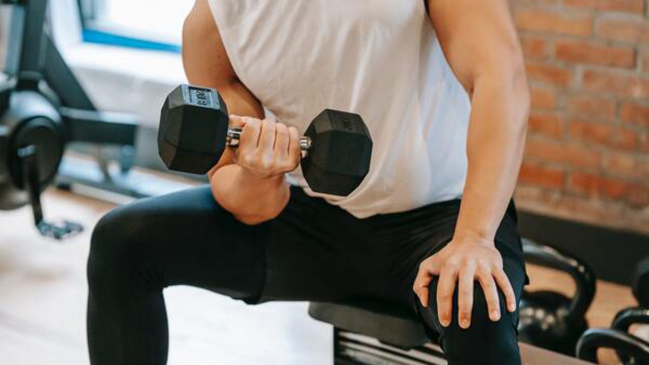 Nâng tạ và những bài tập giúp giảm mỡ bắp tay hiệu quả 4 bai tap co tay truoc