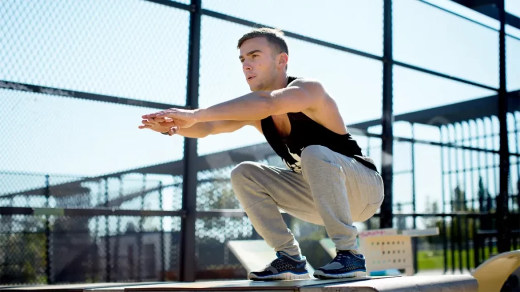 6 bài tập tăng thể lực hiệu quả nhất và kế hoạch tập luyện cho người bận rộn 34 man squatting outdoors 1296x728 header